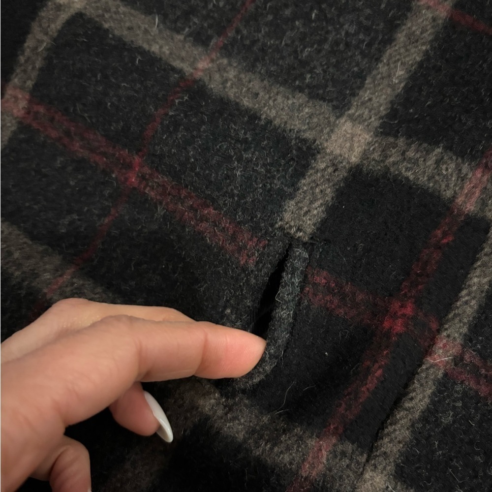 Banana Republic Women’s Wool Blend Plaid Cape Jacket. Size small. Missing belt - Picture 4 of 8